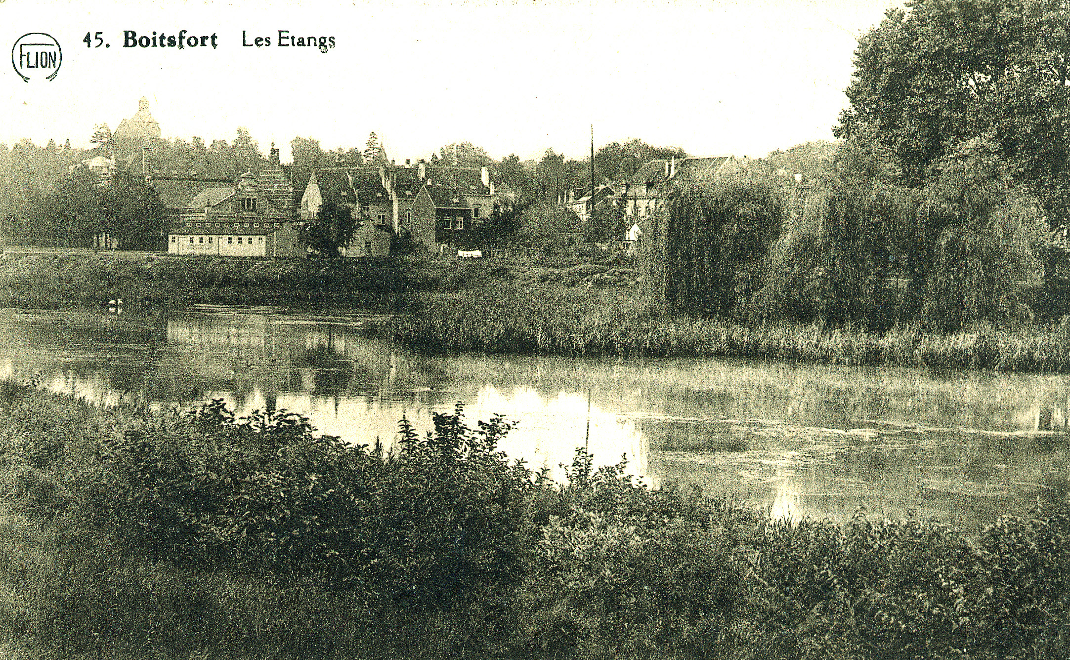Leyb 0 Etang du Leybeek, Ed. P.-J. Flion 1a L'étang du Leybeek vers 1920. A cette époque, c'était un marécage putride. Il sera assaini et redessiné dans les années 1950. A gauche, on distingue l'arrière des maisons des rues Major Brücq et de l'Hospice (Carte postale Ed. P.-J. Flion).